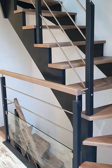 Escalier en bois et garde-corps en bois, métal et verre
