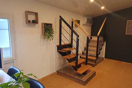 Salle d'exposition chez L'Atelier de Chris - 2 escaliers