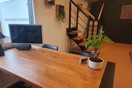 Salle d'exposition chez L'Atelier de Chris - Vue depuis le bureau