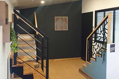 Salle d'exposition chez L'Atelier de Chris - Aperçu des 3 excaliers