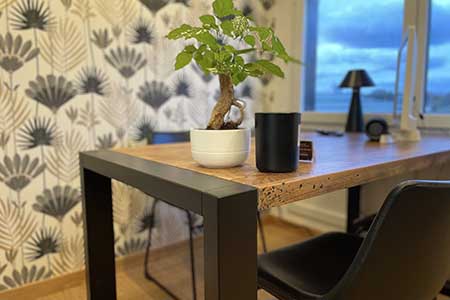 Salle d'exposition chez L'Atelier de Chris - Zoom sur le bureau