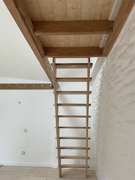 Escalier à l'anglaise en bois et garde-corps en bois et métal