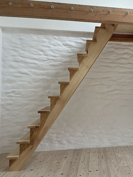 Escalier à l'anglaise en bois et garde-corps en bois et métal