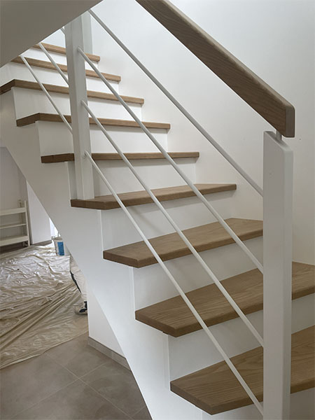 Escalier à l'anglaise en bois et garde-corps en bois et métal