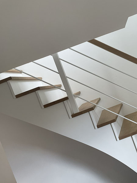 Escalier à l'anglaise en bois et garde-corps en bois et métal