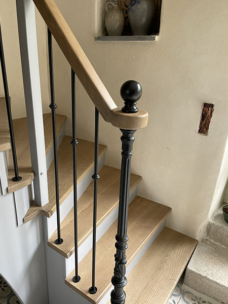 Escalier à l'anglaise en bois et garde-corps en bois et métal