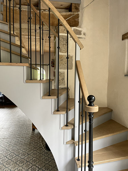 Escalier à l'anglaise en bois et garde-corps en bois et métal