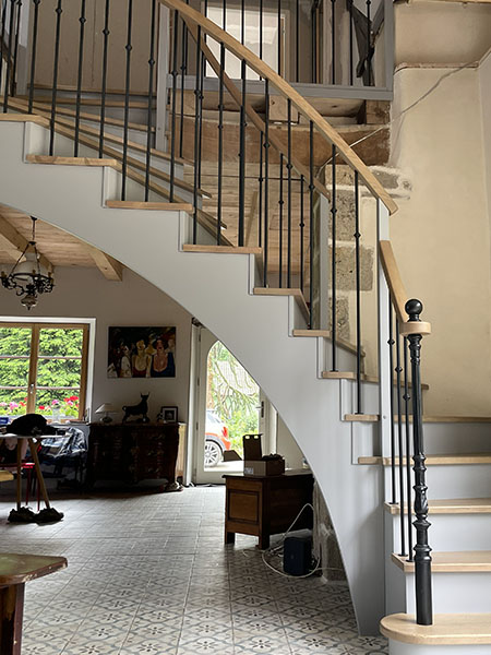 Escalier à l'anglaise en bois et garde-corps en bois et métal