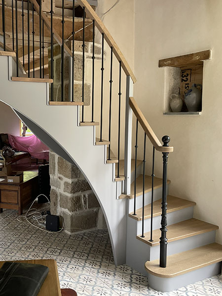 Escalier à l'anglaise en bois et garde-corps en bois et métal