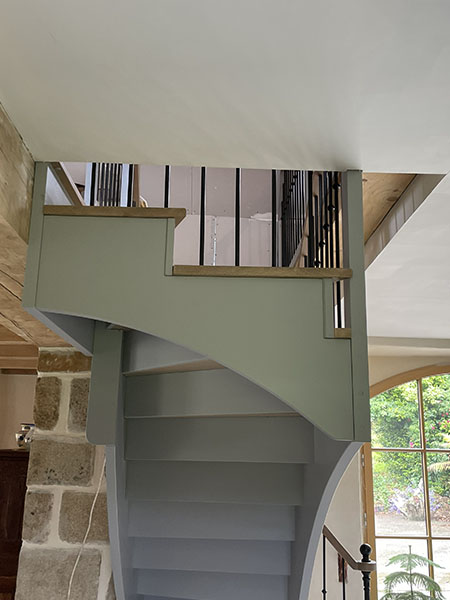 Escalier à l'anglaise en bois et garde-corps en bois et métal