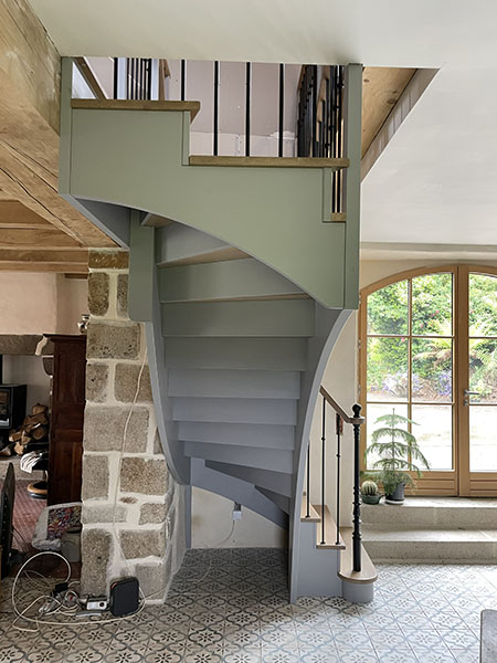 Escalier à l'anglaise en bois et garde-corps en bois et métal