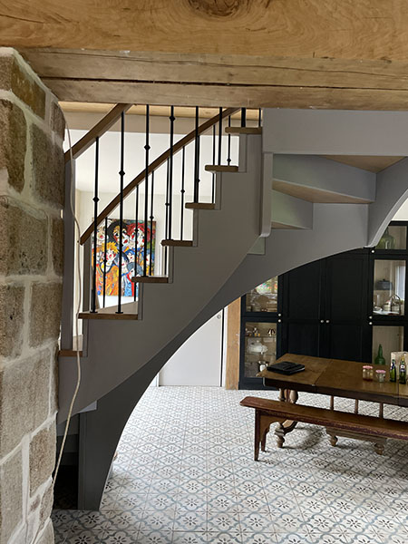 Escalier à l'anglaise en bois et garde-corps en bois et métal