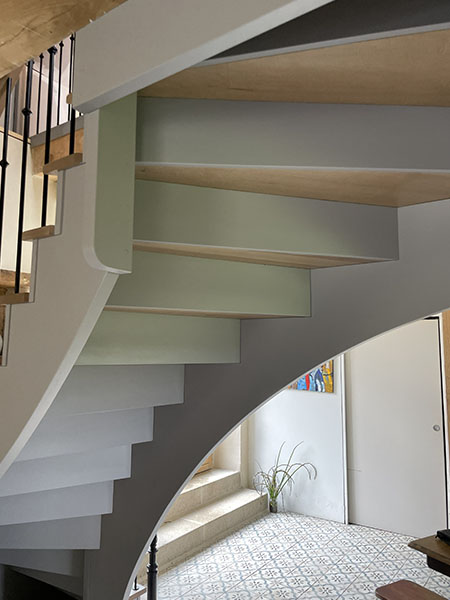 Escalier à l'anglaise en bois et garde-corps en bois et métal