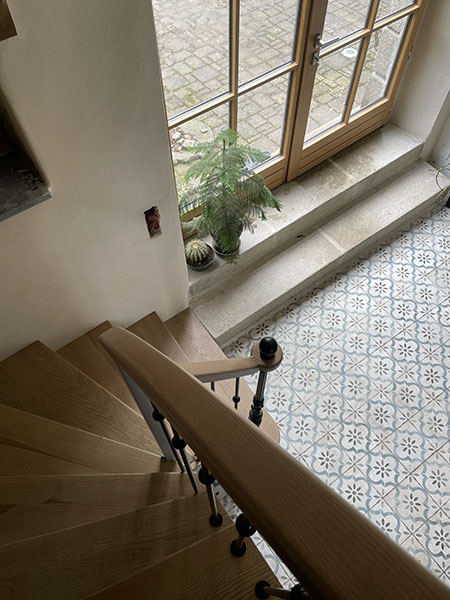 Escalier à l'anglaise en bois et garde-corps en bois et métal