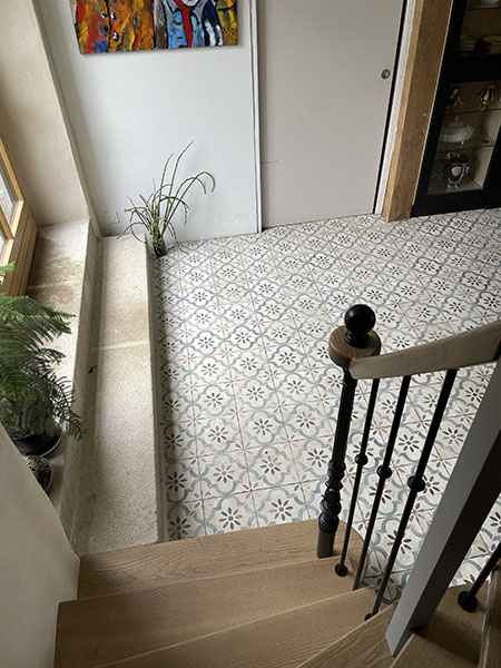 Escalier à l'anglaise en bois et garde-corps en bois et métal