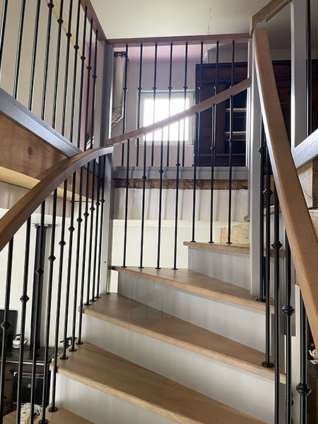 Escalier à l'anglaise en bois et garde-corps en bois et métal