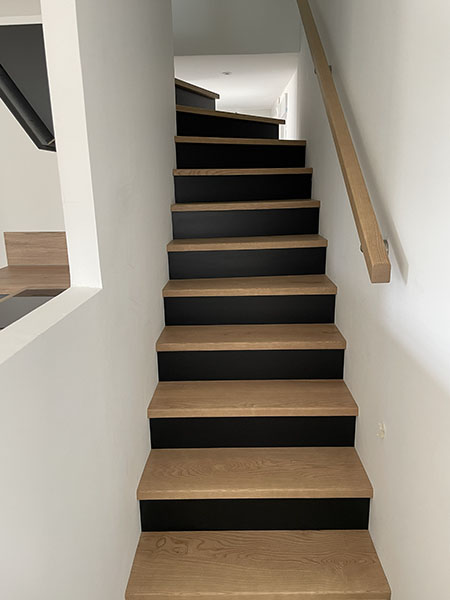 Escalier à l'anglaise en bois et garde-corps en bois et métal