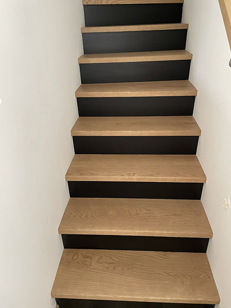 Escalier à l'anglaise en bois et garde-corps en bois et métal