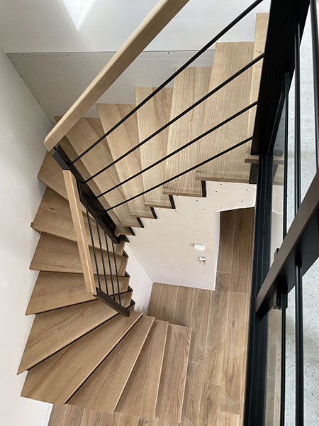 Escalier à l'anglaise en bois et garde-corps en bois et métal