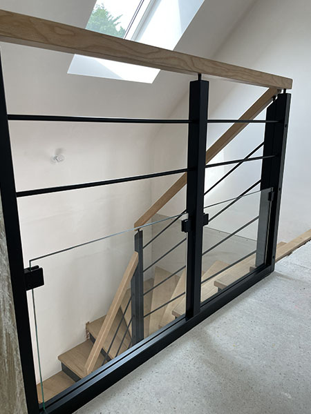 Escalier à l'anglaise en bois et garde-corps en bois et métal