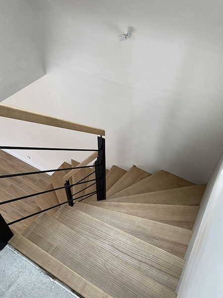 Escalier à l'anglaise en bois et garde-corps en bois et métal