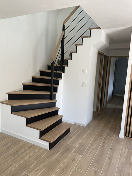 Escalier à l'anglaise en bois et garde-corps en bois et métal