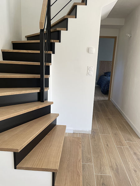 Escalier à l'anglaise en bois et garde-corps en bois et métal