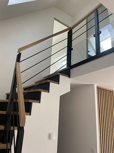 Escalier à l'anglaise en bois et garde-corps en bois et métal