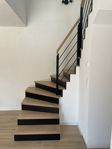 Escalier à l'anglaise en bois et garde-corps en bois et métal