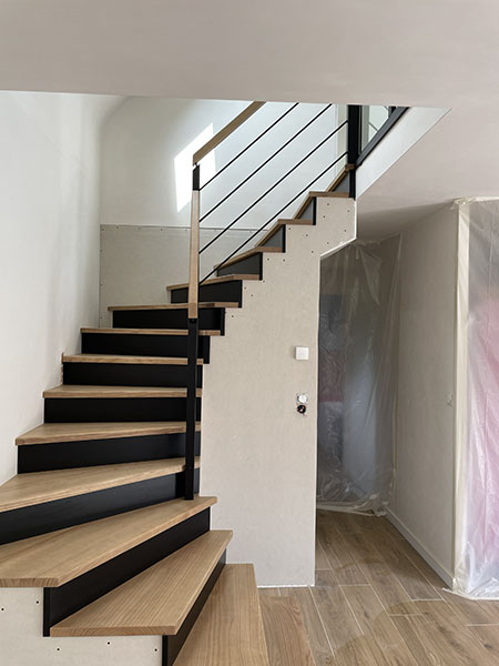 Escalier à l'anglaise en bois et garde-corps en bois et métal