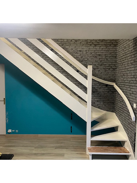 Escalier à l'anglaise en bois et garde-corps en bois et métal
