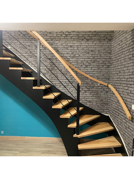 Escalier à l'anglaise en bois et garde-corps en bois et métal