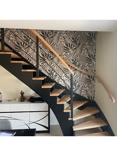 Escalier à l'anglaise en bois et garde-corps en bois et métal