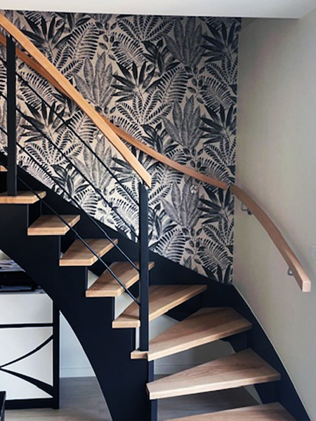 Escalier à l'anglaise en bois et garde-corps en bois et métal