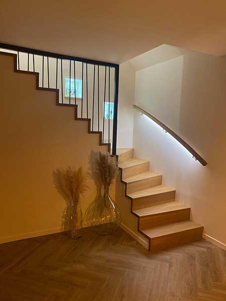 Escalier à l'anglaise en bois et garde-corps en métal