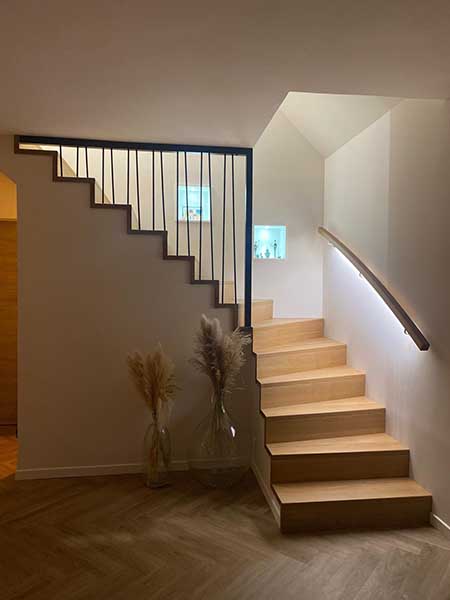Escalier à l'anglaise en bois et garde-corps en métal