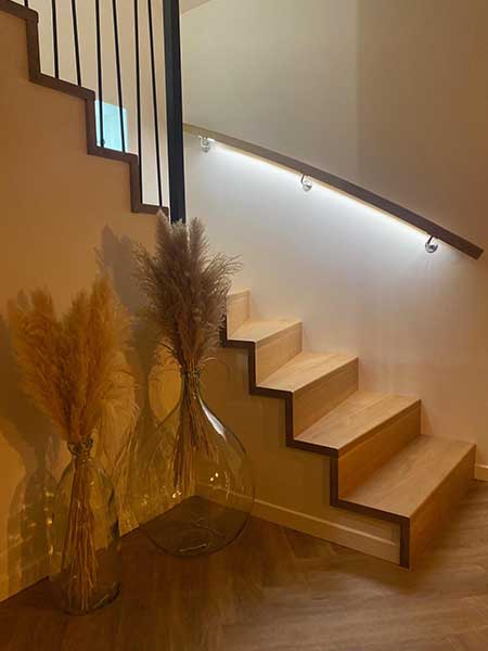 Escalier à l'anglaise en bois et garde-corps en métal