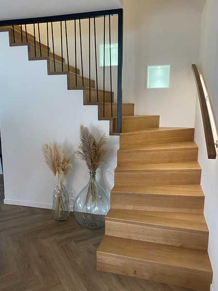 Escalier à l'anglaise en bois et garde-corps en métal