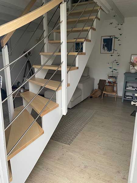 Escalier à l'anglaise en bois et garde-corps en bois et métal