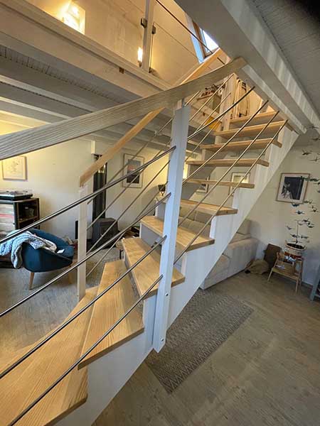 Escalier à l'anglaise en bois et garde-corps en bois et métal