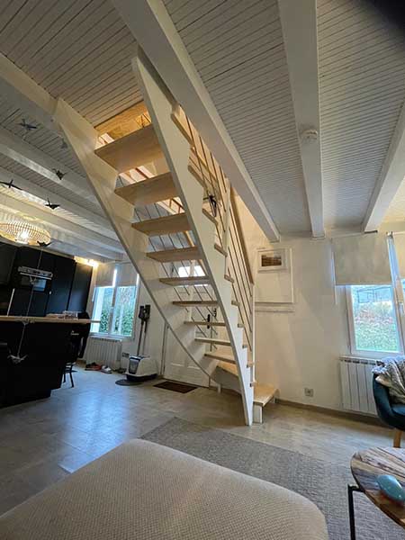 Escalier à l'anglaise en bois et garde-corps en bois et métal