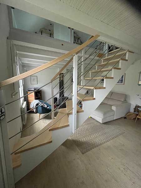 Escalier à l'anglaise en bois et garde-corps en bois et métal