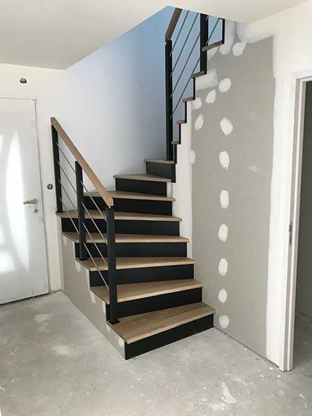 Escalier à l'anglaise en bois et garde-corps en bois et métal