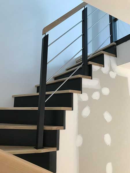 Escalier à l'anglaise en bois et garde-corps en bois et métal