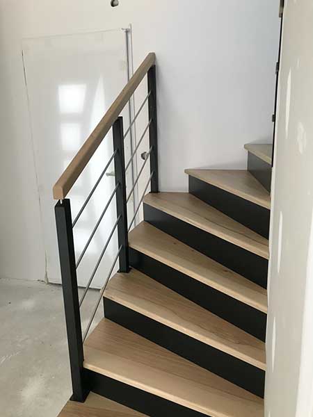 Escalier à l'anglaise en bois et garde-corps en bois et métal