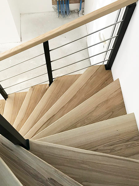Escalier à l'anglaise en bois et garde-corps en bois et métal