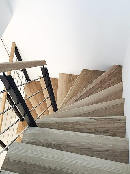 Escalier à l'anglaise en bois et garde-corps en bois et métal