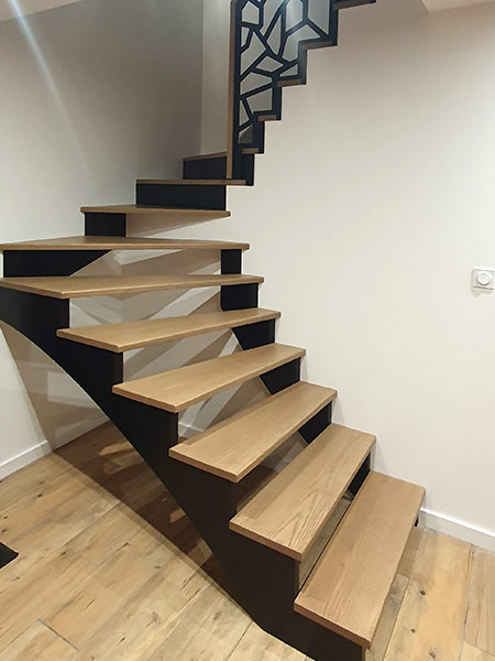 Escalier à l'anglaise en bois et garde-corps en bois et métal