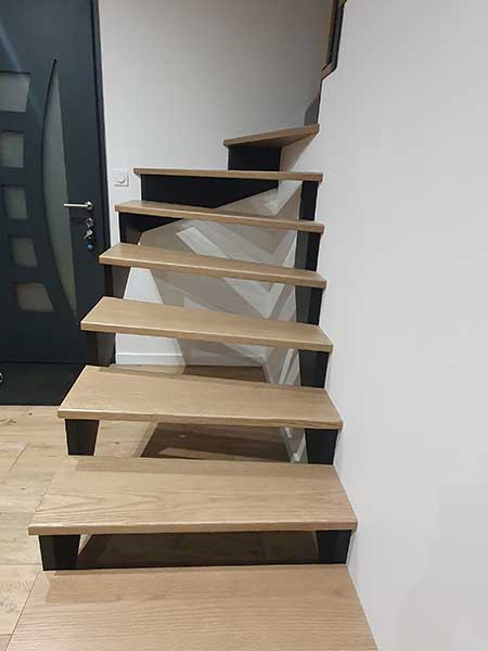 Escalier à l'anglaise en bois et garde-corps en bois et métal