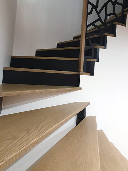 Escalier à l'anglaise en bois et garde-corps en bois et métal